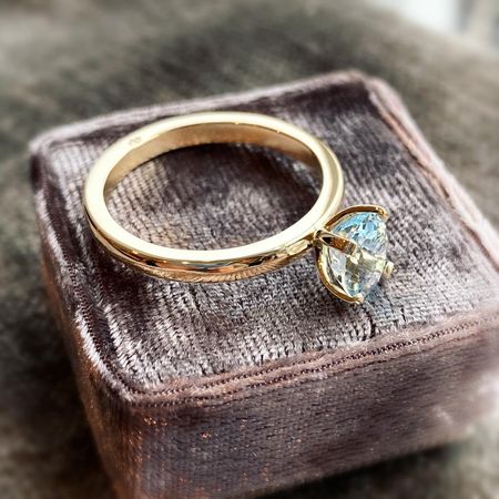 Gullring med akvamarin